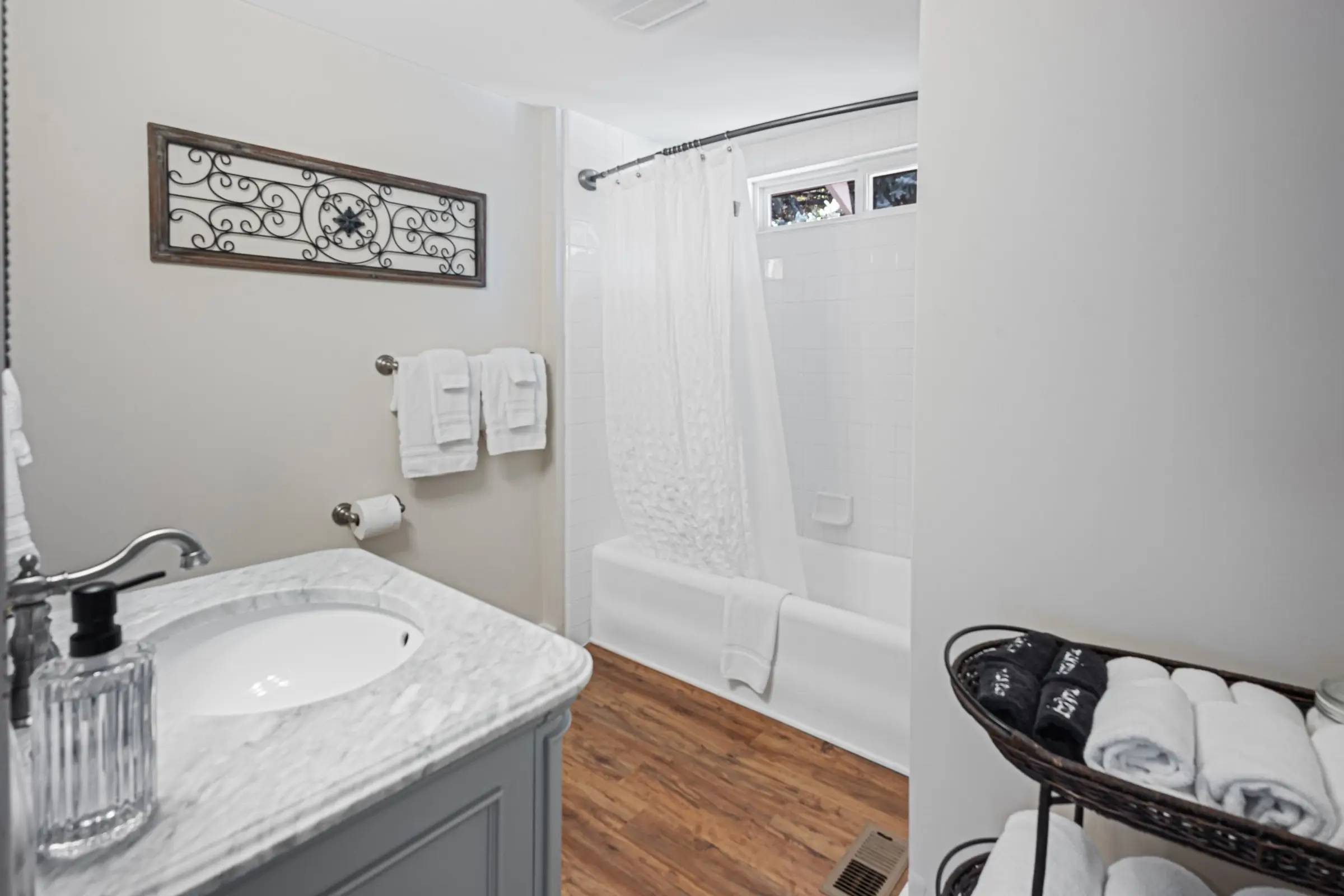 Second full bathroom with tub and shower at Magnolia House vacation rental in Bend